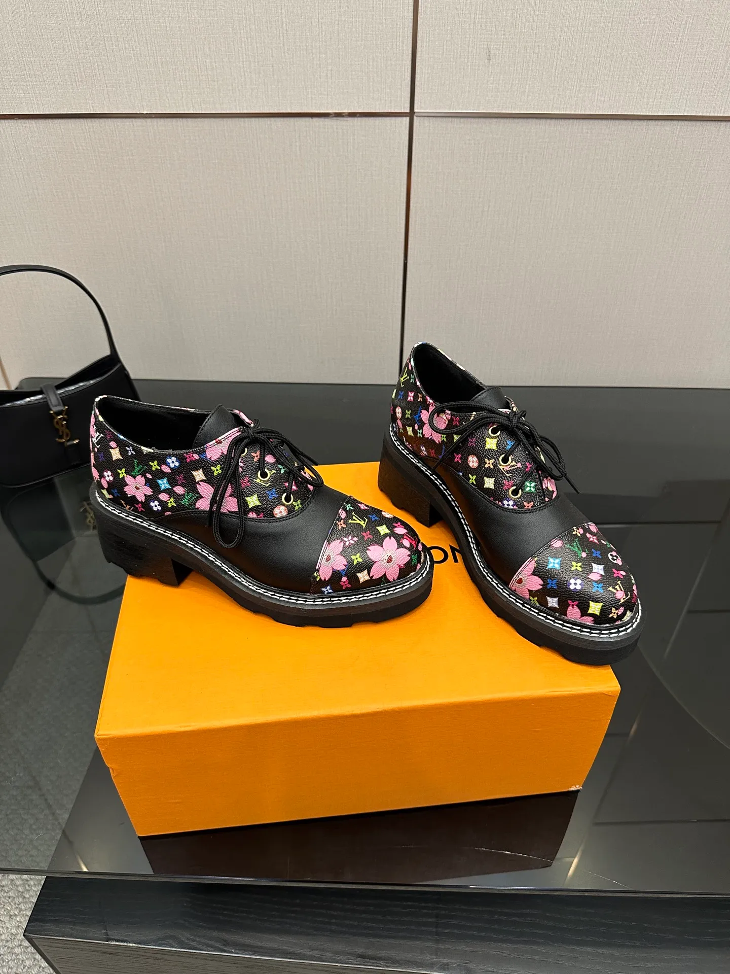 👟👟Ex-factory price 720👟👟 LOUIS VUITTON Louis Vuitton counter latest model top version LV inner cowhide material is real! Original 1:1 material reproduction! Modern and casual in one! Release a strong aura like a queen 🔥Capture everyone's attention instantly💃 Inner/foot pads: imported cowhide Fabric: cowhide Outsole: full genuine leather Code number: 35-41 (40, 41, 42 customizations are not returnable)